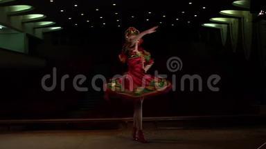 小女孩在跳俄罗斯民族舞蹈，慢舞。